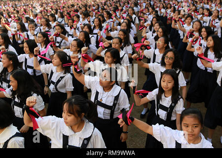 Manila, Philippinen. 14 Feb, 2019. Studenten Tanz, wie sie in der eine Milliarde steigende globale Kampagne "Gewalt gegen Frauen und Kinder zu beenden, während der Valentinstag Feier an einer Schule in Manila, Philippinen, 14.02.2019. Credit: rouelle Umali/Xinhua/Alamy leben Nachrichten Stockfoto