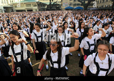 Manila, Philippinen. 14 Feb, 2019. Schüler und Lehrer Tanz, wie sie in der eine Milliarde steigende globale Kampagne "Gewalt gegen Frauen und Kinder zu beenden, während der Valentinstag Feier an einer Schule in Manila, Philippinen, 14.02.2019. Credit: rouelle Umali/Xinhua/Alamy leben Nachrichten Stockfoto