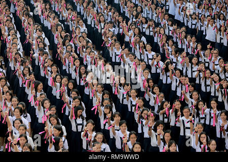 Manila, Philippinen. 14 Feb, 2019. Studenten Tanz, wie sie in der eine Milliarde steigende globale Kampagne "Gewalt gegen Frauen und Kinder zu beenden, während der Valentinstag Feier an einer Schule in Manila, Philippinen, 14.02.2019. Credit: rouelle Umali/Xinhua/Alamy leben Nachrichten Stockfoto