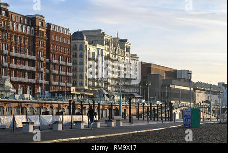 Brighton, UK. 14 Feb, 2019. Ein schöner sonniger Morgen auf Brighton Seafront als mild warmen Wetter ist über Großbritannien mit Temperaturen erwartet Mitte der teens Celsius in einigen Bereichen: Simon Dack/Alamy Leben Nachrichten zu verbreiten Stockfoto