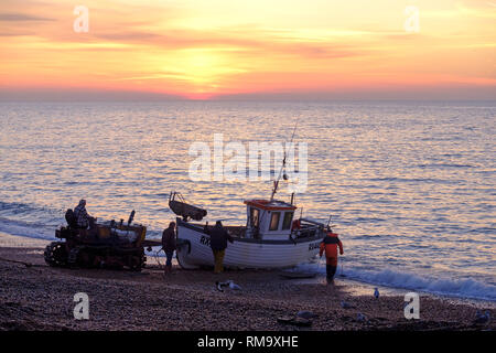 Hastings, East Sussex, UK. 14 Feb, 2019. Hastings Fischerboot, bei Sonnenaufgang ins Leben gerufen. Hastings hat den größten Strand-Fischereiflotte in Europa. Stockfoto