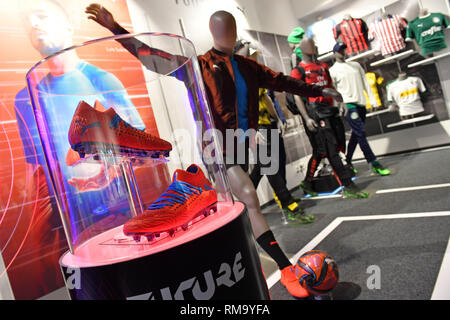 Herzogenaurach, Deutschland. 14 Feb, 2019. Randmotiv, Funktion, Puma, Fußballschuhe, Fußballschuh, Puma Markenemblem. PUMA Bilanzpressekonferenz am 14.02.2020 in Herzogenaurach. Sportartikelhersteller, Lifestyle Marke, Marke. | Verwendung der weltweiten Kredit: dpa/Alamy leben Nachrichten Stockfoto