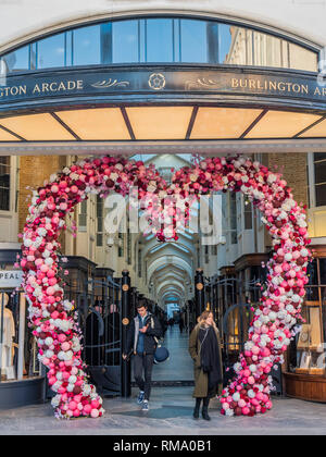 London, Großbritannien. 14. Feb 2019. Ein riesiger Valentinstag Herz heißt Menschen im Norden Ende der Burlington Arcade. Credit: Guy Bell/Alamy leben Nachrichten Stockfoto