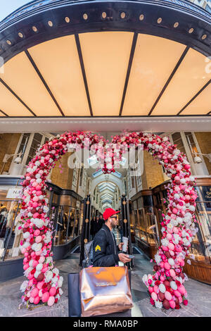 London, Großbritannien. 14. Feb 2019. Ein riesiger Valentinstag Herz heißt Menschen im Norden Ende der Burlington Arcade. Credit: Guy Bell/Alamy leben Nachrichten Stockfoto