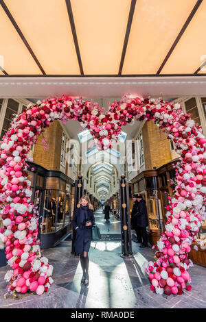 London, Großbritannien. 14. Feb 2019. Ein riesiger Valentinstag Herz heißt Menschen im Norden Ende der Burlington Arcade. Credit: Guy Bell/Alamy leben Nachrichten Stockfoto