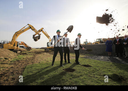 Dublin, Irland. 14. Feb 2019. Der irische Premierminister Premierminister Leo Varadkar TD und der irische Minister für Verkehr, Tourismus und Sport, Shane Ross TD posiert für die Fotografen während der offiziellen sod - Drehen für den neuen Flughafen Dublin Nordbahn, Donnerstag, 14. Februar 2019. Flughafen Dublin behauptet seine neue zweite Start- und Landebahn wird mehr als 2 Mrd. € in der wirtschaftlichen Aktivität in den nächsten 24 Jahren erstellen. Credit: Paul McErlane/Alamy leben Nachrichten Stockfoto