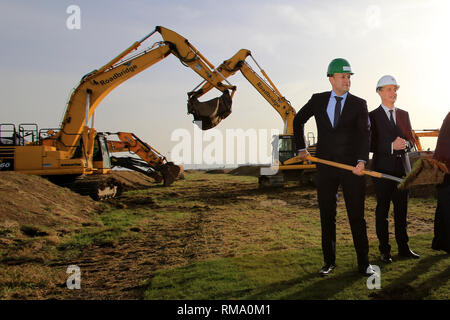 Dublin, Irland. 14. Feb 2019. Der irische Premierminister Premierminister Leo Varadkar TD und der irische Minister für Verkehr, Tourismus und Sport, Shane Ross TD posiert für die Fotografen während der offiziellen sod - Drehen für den neuen Flughafen Dublin Nordbahn, Donnerstag, 14. Februar 2019. Flughafen Dublin behauptet seine neue zweite Start- und Landebahn wird mehr als 2 Mrd. € in der wirtschaftlichen Aktivität in den nächsten 24 Jahren erstellen. Credit: Paul McErlane/Alamy leben Nachrichten Stockfoto