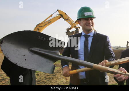 Dublin, Irland. 14. Feb 2019. Der irische Premierminister Premierminister Leo Varadkar TD und der irische Minister für Verkehr, Tourismus und Sport, Shane Ross TD posiert für die Fotografen während der offiziellen sod - Drehen für den neuen Flughafen Dublin Nordbahn, Donnerstag, 14. Februar 2019. Flughafen Dublin behauptet seine neue zweite Start- und Landebahn wird mehr als 2 Mrd. € in der wirtschaftlichen Aktivität in den nächsten 24 Jahren erstellen. Credit: Paul McErlane/Alamy leben Nachrichten Stockfoto