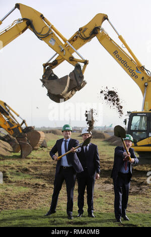 Dublin, Irland. 14. Feb 2019. Der irische Premierminister Premierminister Leo Varadkar TD und der irische Minister für Verkehr, Tourismus und Sport, Shane Ross TD posiert für die Fotografen während der offiziellen sod - Drehen für den neuen Flughafen Dublin Nordbahn, Donnerstag, 14. Februar 2019. Flughafen Dublin behauptet seine neue zweite Start- und Landebahn wird mehr als 2 Mrd. € in der wirtschaftlichen Aktivität in den nächsten 24 Jahren erstellen. Credit: Paul McErlane/Alamy leben Nachrichten Stockfoto