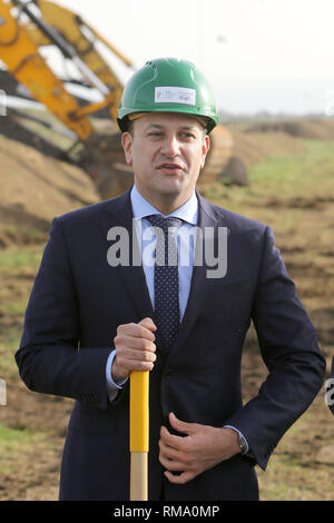 Dublin, Irland. 14. Feb 2019. Der irische Premierminister Premierminister Leo Varadkar TD und der irische Minister für Verkehr, Tourismus und Sport, Shane Ross TD posiert für die Fotografen während der offiziellen sod - Drehen für den neuen Flughafen Dublin Nordbahn, Donnerstag, 14. Februar 2019. Flughafen Dublin behauptet seine neue zweite Start- und Landebahn wird mehr als 2 Mrd. € in der wirtschaftlichen Aktivität in den nächsten 24 Jahren erstellen. Credit: Paul McErlane/Alamy leben Nachrichten Stockfoto