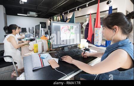 Peking, der chinesischen Provinz Zhejiang. 25. Juli, 2018. Designer arbeiten an Muster der Textilien im Bezirk Keqiao Shaoxing Stadt, der ostchinesischen Provinz Zhejiang, 25. Juli 2018. Credit: Weng Xinyang/Xinhua/Alamy leben Nachrichten Stockfoto