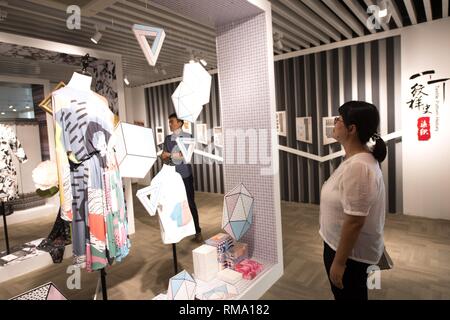 Peking, der chinesischen Provinz Zhejiang. 25. Juli, 2018. Besucher Blick auf Muster der Textilien im Bezirk Keqiao Shaoxing Stadt, der ostchinesischen Provinz Zhejiang, 25. Juli 2018. Credit: Weng Xinyang/Xinhua/Alamy leben Nachrichten Stockfoto