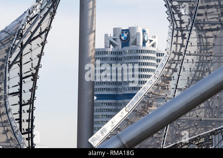 14. Februar 2019, Bayern, München: die BMW Vierzylinder steigt in den Himmel hinter die Dachkonstruktion der nahen München Olympiagelände. Foto: Peter Kneffel/dpa Stockfoto