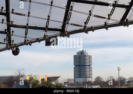 14. Februar 2019, Bayern, München: die BMW Vierzylinder steigt in den Himmel hinter die Dachkonstruktion der nahen München Olympiagelände. Foto: Peter Kneffel/dpa Stockfoto