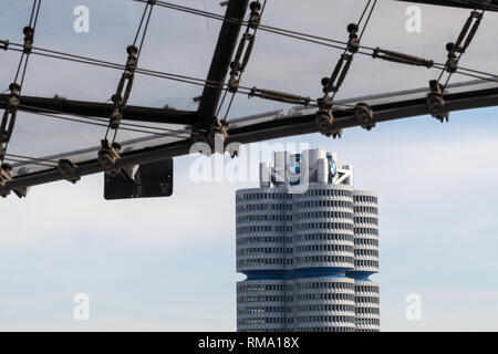 14. Februar 2019, Bayern, München: die BMW Vierzylinder steigt in den Himmel hinter die Dachkonstruktion der nahen München Olympiagelände. Foto: Peter Kneffel/dpa Stockfoto