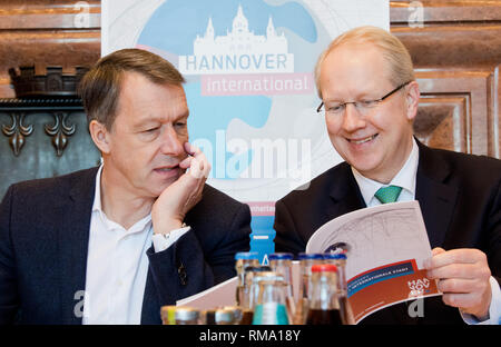 Hannover, Deutschland. 14 Feb, 2019. Hans Christian Nolte (l), Geschäftsführer der Hannover Marketing und Tourismus, und Stefan Schostok (SPD), Oberbürgermeister Hannover, präsentieren ein Konzept für internationale Aktivitäten der Landeshauptstadt auf einer Pressekonferenz im Neuen Rathaus. Credit: Julian Stratenschulte/dpa/Alamy leben Nachrichten Stockfoto