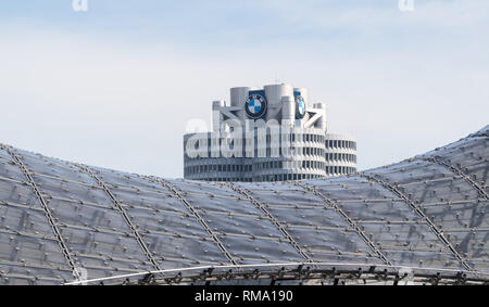 14. Februar 2019, Bayern, München: die BMW Vierzylinder steigt in den Himmel hinter die Dachkonstruktion der nahen München Olympiagelände. Foto: Peter Kneffel/dpa Stockfoto