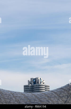 14. Februar 2019, Bayern, München: die BMW Vierzylinder steigt in den Himmel hinter die Dachkonstruktion der nahen München Olympiagelände. Foto: Peter Kneffel/dpa Stockfoto