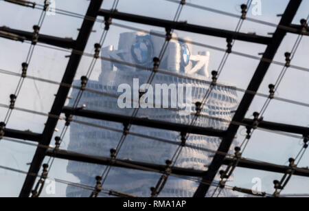 14. Februar 2019, Bayern, München: die BMW Vierzylinder steigt in den Himmel hinter die Dachkonstruktion der nahen München Olympiagelände. Foto: Peter Kneffel/dpa Stockfoto