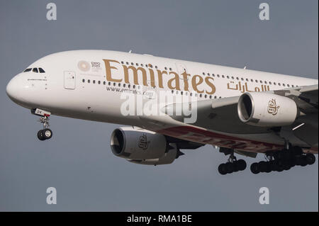 14. Februar 2019, Hessen, Frankfurt/Main: Ein Airbus A380 von Emirates Annäherung an den Flughafen. Nach Emirates die meisten seiner A-380 Bestellungen storniert, Airbus verkündete das frühe Ende der riesigen Flugzeuge. Foto: Boris Roessler/dpa Stockfoto