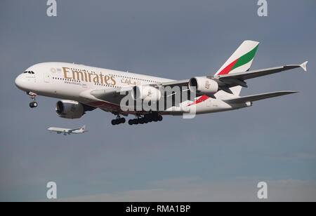 14. Februar 2019, Hessen, Frankfurt/Main: Ein Airbus A380 von Emirates Annäherung an den Flughafen. Nach Emirates die meisten seiner A-380 Bestellungen storniert, Airbus verkündete das frühe Ende der riesigen Flugzeuge. Foto: Boris Roessler/dpa Stockfoto