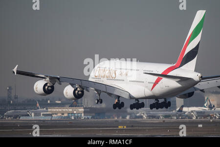 14. Februar 2019, Hessen, Frankfurt/Main: Ein Airbus A380 von Emirates Annäherung an den Flughafen. Nach Emirates die meisten seiner A-380 Bestellungen storniert, Airbus verkündete das frühe Ende der riesigen Flugzeuge. Foto: Boris Roessler/dpa Stockfoto