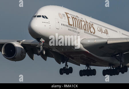 14. Februar 2019, Hessen, Frankfurt/Main: Ein Airbus A380 von Emirates Annäherung an den Flughafen. Nach Emirates die meisten seiner A-380 Bestellungen storniert, Airbus verkündete das frühe Ende der riesigen Flugzeuge. Foto: Boris Roessler/dpa Stockfoto