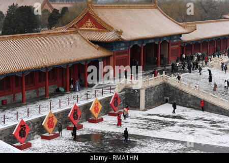 (190214) - Peking, Februar 14, 2019 (Xinhua) - Besucher sehen die verschneite Landschaft am Palace Museum in Peking, der Hauptstadt von China, 14.02.2019. Ein schneefall Peking schlug am Donnerstag. (Xinhua / Jin Liangkuai) Stockfoto