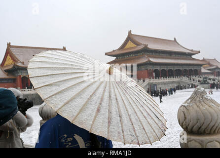 (190214) - Peking, Februar 14, 2019 (Xinhua) - Besucher sehen die verschneite Landschaft am Palace Museum in Peking, der Hauptstadt von China, 14.02.2019. Ein schneefall Peking schlug am Donnerstag. (Xinhua / Jin Liangkuai) Stockfoto