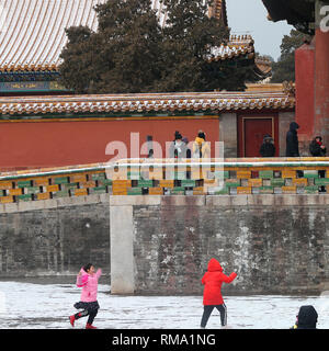 (190214) - Peking, Februar 14, 2019 (Xinhua) - Besucher sehen die verschneite Landschaft am Palace Museum in Peking, der Hauptstadt von China, 14.02.2019. Ein schneefall Peking schlug am Donnerstag. (Xinhua / Zhang Chuanqi) Stockfoto