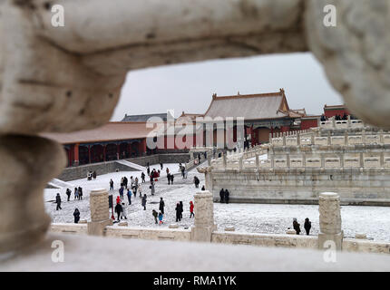 (190214) - Peking, Februar 14, 2019 (Xinhua) - Besucher sehen die verschneite Landschaft am Palace Museum in Peking, der Hauptstadt von China, 14.02.2019. Ein schneefall Peking schlug am Donnerstag. (Xinhua / Zhang Chuanqi) Stockfoto