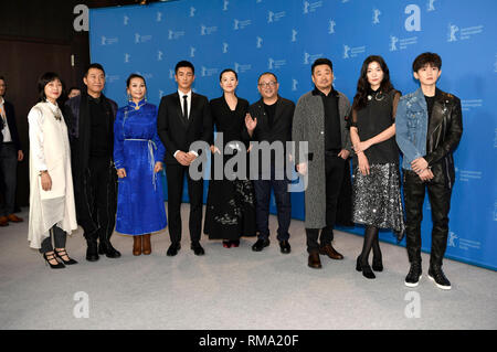 Berlin, Deutschland. 14 Feb, 2019. Liu Xuan, Schauspieler Zhao Yanguozhang, Schauspielerin Ai Liya, Schauspieler Du Jiang, Schauspielerin Yong Mei, der chinesische Regisseur, Drehbuchautor und Produzent, Schauspieler Wang Xiaoshuai Wang Jingchun, Schauspielerin Qi Xi und Schauspieler Wang Yuan während der 'So Lange, mein Sohn/Di jiu tian Chang'Fotoshooting an der 69. Internationalen Filmfestspiele Berlin/Berlinale 2019 im Hotel Grand Hyatt am 14. Februar 2019 in Berlin, Deutschland. Credit: Geisler-Fotopress GmbH/Alamy leben Nachrichten Stockfoto