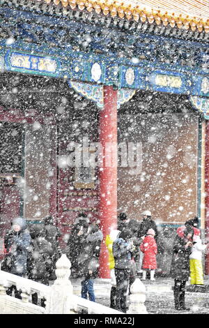 (190214) - Peking, Februar 14, 2019 (Xinhua) - Besucher sehen die verschneite Landschaft am Palace Museum in Peking, der Hauptstadt von China, 14.02.2019. Ein schneefall Peking schlug am Donnerstag. (Xinhua / Li Xin) Stockfoto