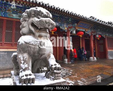 (190214) - Peking, Februar 14, 2019 (Xinhua) - Foto am 13.02.14, 2019 zeigt die West Gate der Peking Universität nach Schnee in Peking, der Hauptstadt von China. (Xinhua/Ren Chao) Stockfoto