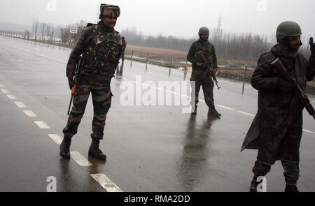 Srinagar, Kashmir. 14 Feb, 2019. Indische Armee Soldaten wacht nach einer Explosion in Pampore, Indisch kontrollierten Teil Kaschmirs, Donnerstag, 14.02.2019. Sicherheit Beamte sagen mindestens 30 Soldaten getötet worden sind und 20 andere durch eine große Explosion, eine paramilitärische Konvoi auf der Autobahn am Rande der Stadt in der umstrittenen Region von Srinagar Credit Struck verwundet: sofi Suhail/Alamy leben Nachrichten Stockfoto