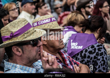 Juni 11, 2016 - Barcelona, Katalonien/Spanien, Spanien-militanten En ComÃº Podem gesehen die Beobachtung politischer Interventionen bei der Koalitionsrunde.. Podemos, Barcelona en ComÃº, Initiative für Katalonien Grüns und United und Alternative Linke, für ein Wahlsystem Koalition durch den Bürgermeister von Barcelona, Ada Colau met, und im Oktober 2015 bildeten die spanische Parlamentswahlen 2015 in Katalonien zu bestreiten. (Bild: © Xavi Ariza/SOPA Bilder über ZUMA Draht) Stockfoto