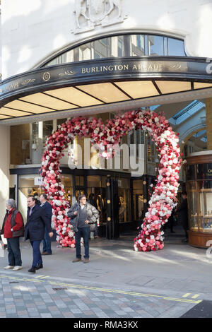 London, Großbritannien. 14 Feb, 2019. Liebe ist in der Luft in London als Geschäfte und Floristen wunderschöne florale Herz zeigt am Valentinstag machen. Credit: Keith Larby/Alamy leben Nachrichten Stockfoto