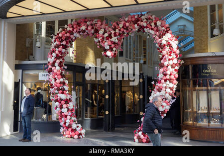London, Großbritannien. 14 Feb, 2019. Liebe ist in der Luft in London als Geschäfte und Floristen wunderschöne florale Herz zeigt am Valentinstag machen. Credit: Keith Larby/Alamy leben Nachrichten Stockfoto