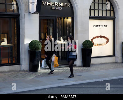 London, Großbritannien. 14 Feb, 2019. Liebe ist in der Luft in London als Geschäfte und Floristen wunderschöne florale Herz zeigt am Valentinstag machen. Credit: Keith Larby/Alamy leben Nachrichten Stockfoto