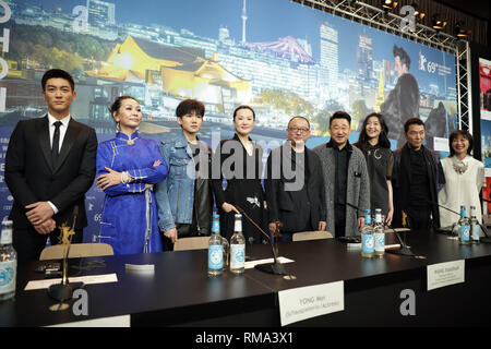 Berlin, Deutschland. 14 Feb, 2019. 69. Berlinale Pressekonferenz würde ich Jiu tian Chang (so lange, mein Sohn)" China, Wettbewerb: Die Schauspieler Du Jiang, Ailiya, Wang Yuan (L-R), Yong Mei, Wang Xiaoshuai, Direktor, Wang Jingchun, Qi Xi, Zhao Yanguozhang und Produzent Liu Xuan. Quelle: Britta Pedersen/dpa/Alamy leben Nachrichten Stockfoto
