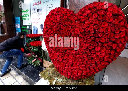 Beirut, Libanon. 14 Feb, 2019. Eine herzförmige Rosen Dekoration ist vor einem Blumenladen während der Valentinstag in Beirut, Libanon gesehen, am 14.02.2019. Credit: Bilal Jawich/Xinhua/Alamy leben Nachrichten Stockfoto