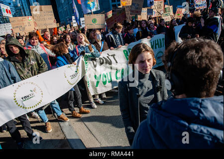 Anuna de Weber, der Hauptorganisator ist gesehen, vor während der Demonstration interviewt. Zum sechsten Mal in Folge Donnerstag, den belgischen Studenten übersprang die Schule für eine bessere Klimapolitik zu demonstrieren. Tausende und Tausende von Studenten gingen wieder in den Straßen von Brüssel. Die Proteste werden von der 17-Jahr-alten Anuna De Wever, ein Student, der Pläne für das Klima jeden Donnerstag zu demonstrieren und gegen die nachlässige Umweltpolitik der Politiker zu protestieren. Stockfoto