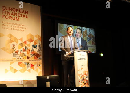 Dublin. 14 Feb, 2019. Der irische Premierminister Leo Varadkar Adressen der Europäischen Finanz Forum in Dublin, Irland, 13.02.2019. Zurück zu Rollen über die Globalisierung und die Wiedereinführung Handelshemmnisse sind nicht der Ansatz der irischen Regierung im Umgang mit globalen Herausforderungen, sagte der irische Premierminister Leo Varadkar. Varadkar diese Äußerungen gemacht hatte, während der vierten jährlichen europäischen Finanz Forum, hier am Mittwoch Abend endete die Adressierung. Quelle: Xinhua/Alamy leben Nachrichten Stockfoto