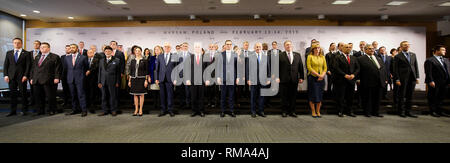 Warschau, Polen. 14 Feb, 2019. Die Teilnehmer stellen für die Gruppe Foto bei der National Stadium während der Warschauer Konferenz über den Nahen Osten in Warschau, Polen, am 14.02.2019. Polen Gastgeber einer zweitägigen internationalen Konferenz, die von den Vereinigten Staaten gesponsert über Frieden und Sicherheit in der Region des Nahen und Mittleren Ostens. Credit: Jaap Arriens/Xinhua/Alamy leben Nachrichten Stockfoto