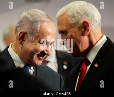 Warschau, Polen. 14 Feb, 2019. Der israelische Premierminister Benjamin Netanjahu (L) und die US-amerikanische Vice President Mike Pence sind an der National Stadium während der Warschauer Konferenz über den Nahen Osten in Warschau, Polen, April 14, 2019 gesehen. Polen Gastgeber einer zweitägigen internationalen Konferenz, die von den Vereinigten Staaten gesponsert über Frieden und Sicherheit in der Region des Nahen und Mittleren Ostens. Credit: Jaap Arriens/Xinhua/Alamy leben Nachrichten Stockfoto