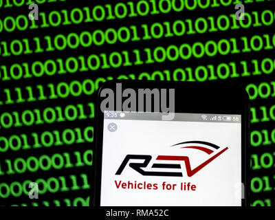 In der Ukraine. 14 Feb, 2019. REV Gruppe Spezialität Fahrzeughersteller logo gesehen auf einem Smartphone angezeigt. Quelle: Igor Golovniov/SOPA Images/ZUMA Draht/Alamy leben Nachrichten Stockfoto