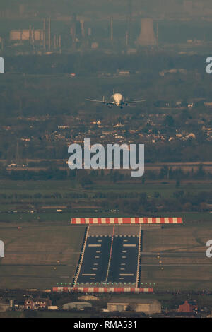 Hawarden Flugplatz / Broughton, Großbritannien. 14. Februar, 2019. Von Waun-Y-Llyn Country Park, hoffe, Berg, Wales, das Airbus BelugaXL landet in Großbritannien zum ersten Mal wie es besucht Airbus Broughton als Teil seiner Test Programm angesehen. Die erhöhte Lage ermöglicht einen anderen Blickwinkel mit Ellesmere Port Kulisse und die vielen Zuschauer Fahrzeuge, die auf den umliegenden Straßen entworfen, gebaut und von Airbus betrieben werden als Nachfolger des Beluga verwendet werden übergroße Flugzeugkomponenten zwischen Airbus zur Bewegung sichtbar. Credit: Paul Bündel/Alamy Leben Nachrichten. Stockfoto