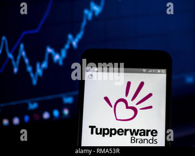 In der Ukraine. 14 Feb, 2019. Tupperware Brands Corporation logo gesehen auf einem Smartphone angezeigt. Quelle: Igor Golovniov/SOPA Images/ZUMA Draht/Alamy leben Nachrichten Stockfoto