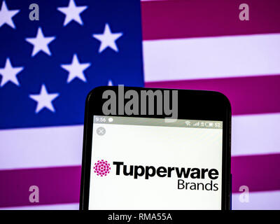 In der Ukraine. 14 Feb, 2019. Tupperware Brands Corporation logo gesehen auf einem Smartphone angezeigt. Quelle: Igor Golovniov/SOPA Images/ZUMA Draht/Alamy leben Nachrichten Stockfoto