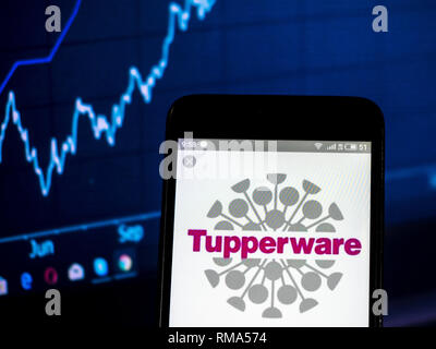 In der Ukraine. 14 Feb, 2019. Tupperware Brands Corporation logo gesehen auf einem Smartphone angezeigt. Quelle: Igor Golovniov/SOPA Images/ZUMA Draht/Alamy leben Nachrichten Stockfoto